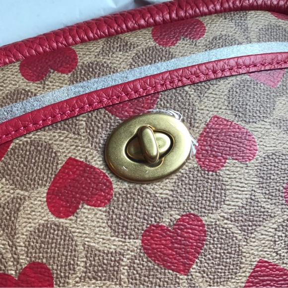 ❤️Coach Camera Bag In Signature Canvas With Heart Print - Picture 10 of 16